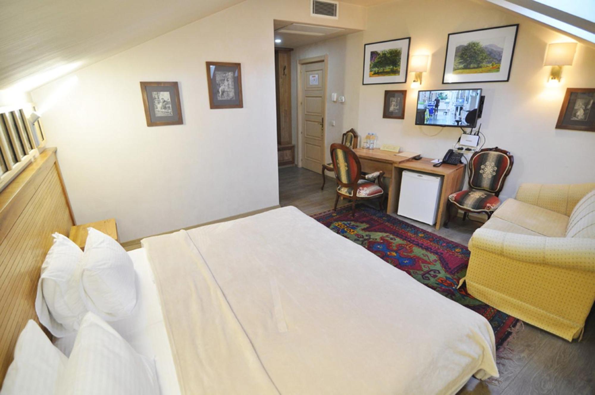 Vinotel Boutique Hotel Тбилиси Стая снимка